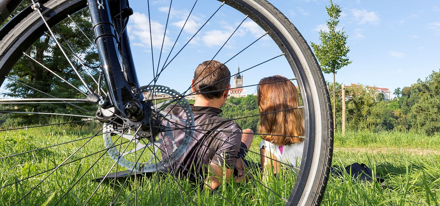 Neckartal-Radweg, zwei Radfahrer machen Rast auf einer Wiese am Neckar bei Bad Wimpfen