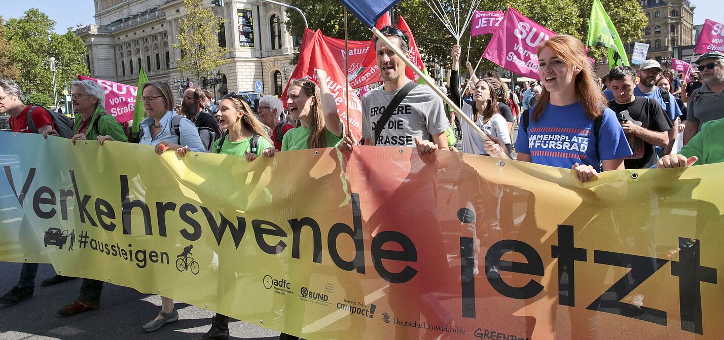 IAA-Demo am 14. September 2019 unter dem Motto Verkehrswende jetzt mit Rebecca Peters (blaues Shirt).