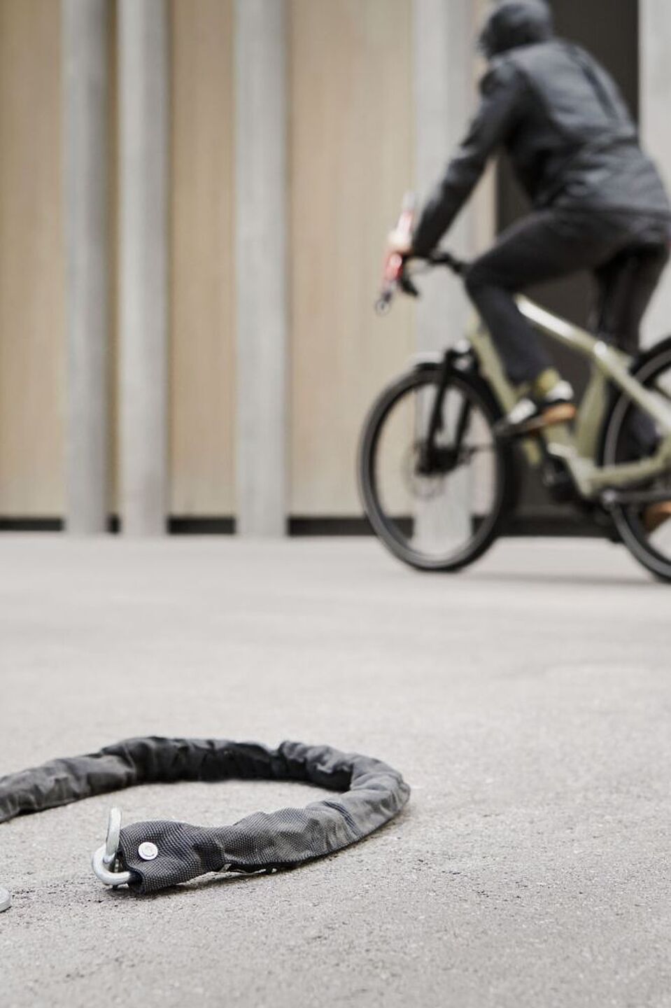 GPS-Tracker Durchtrenntes Fahrradschloss auf dem Boden