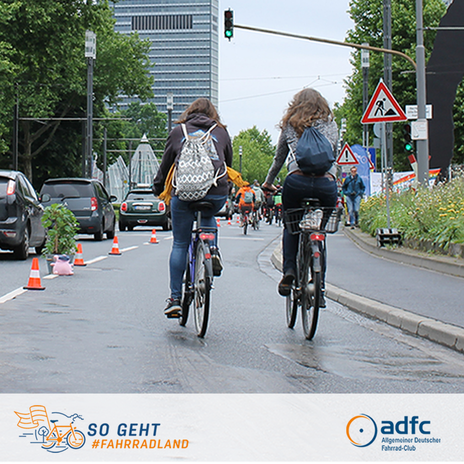 ADFC-Aktionstag für Pop-up-Radwege Zwei Frauen fahren Rad auf einem Pop-up-Radweg