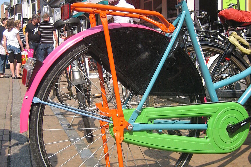 Fahrrad in Einkaufstraße Fahrrad in Einkaufstraße